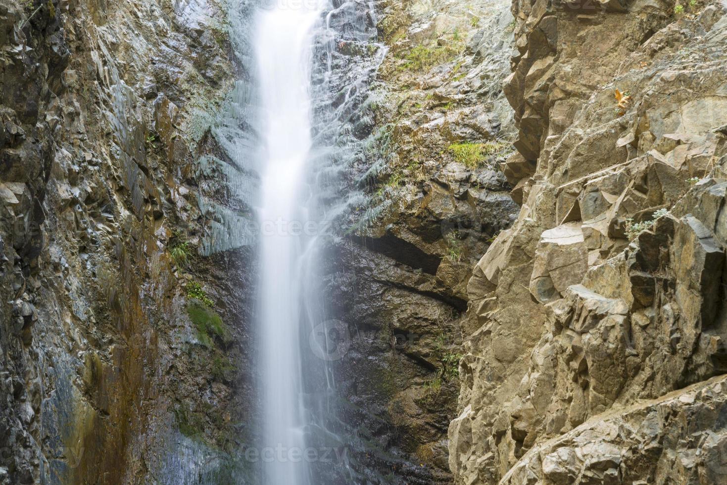 en vy av ett litet vattenfall i troodosbergen på Cypern foto