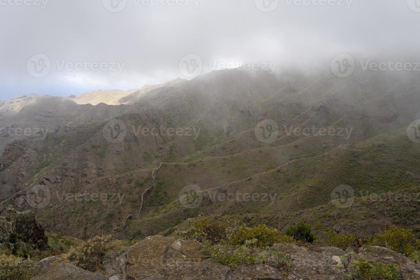 moln över bergen på ön teneriffa. foto