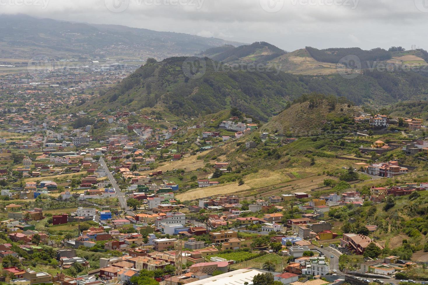 utsikt över bergen och staden på ön teneriffa. foto