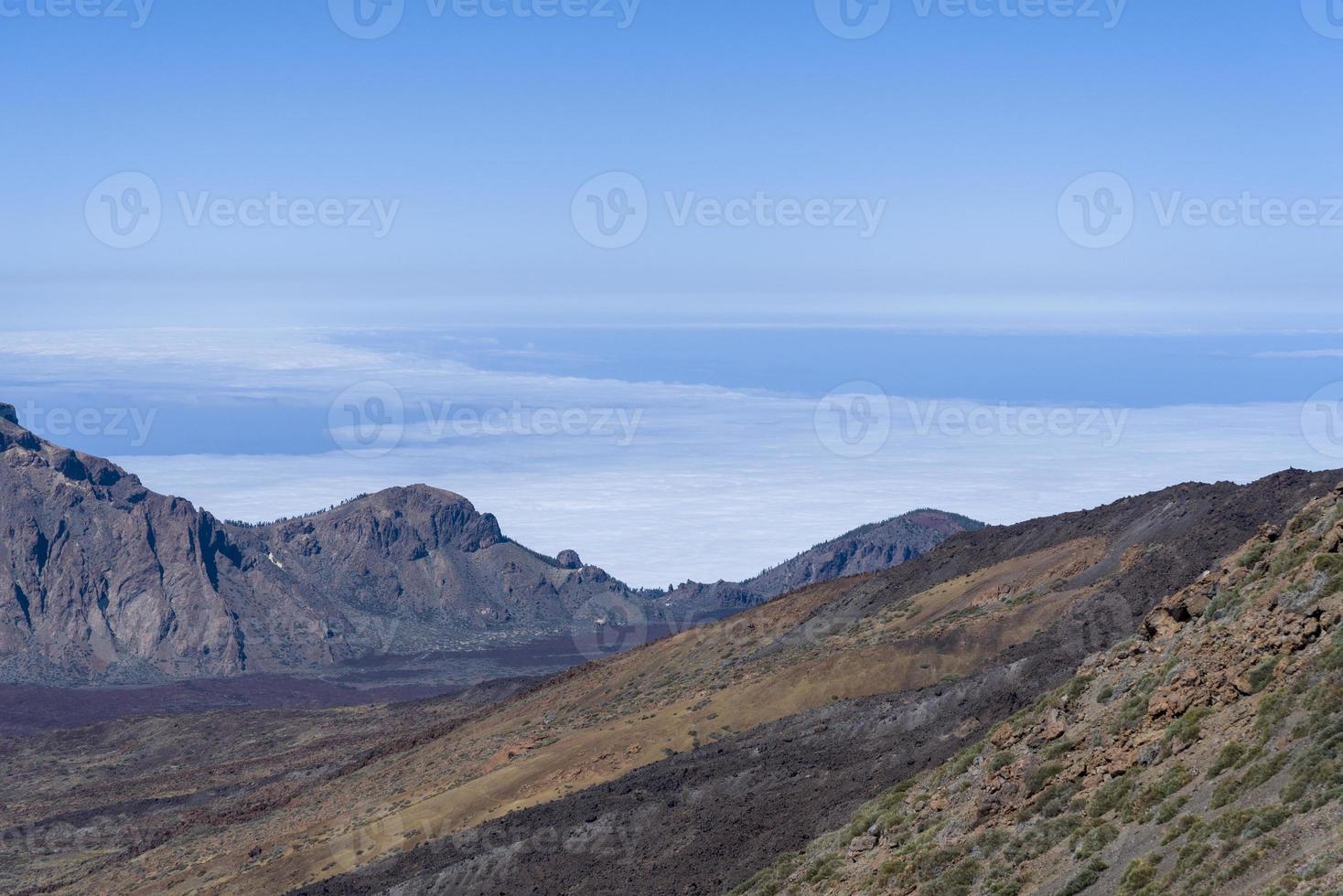 utsikt från vulkanen teide las canadas caldera med stelnad lava. teide nationalpark bergslandskap ovanför molnen. teneriffa, kanarieöarna, spanien. foto