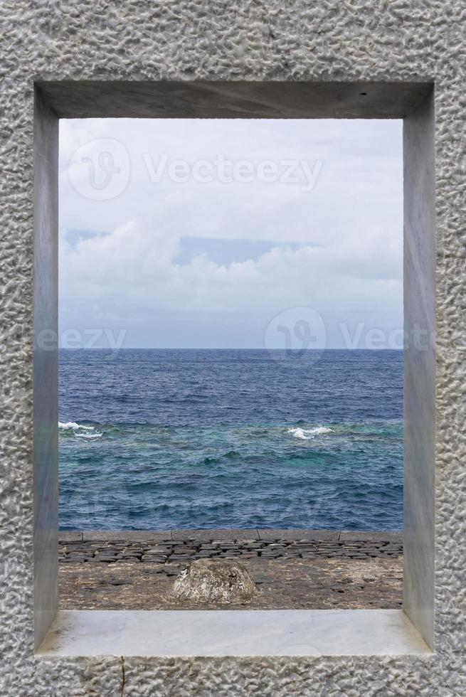 havet i fönstret på ön teneriffa. foto