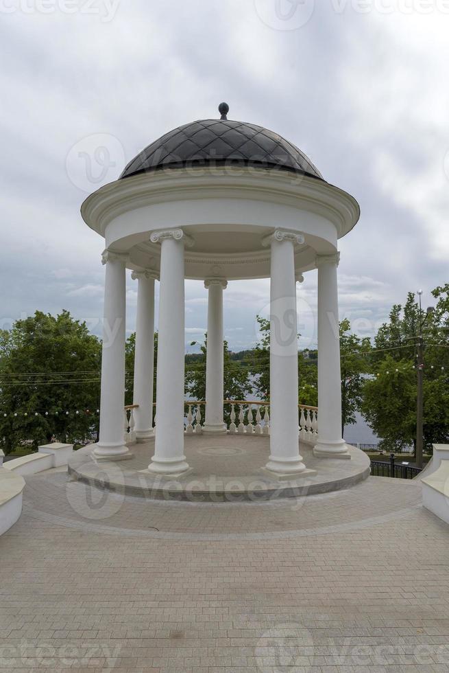 gammal historisk arkitektur i kostroma city, ostrovsky lusthus foto