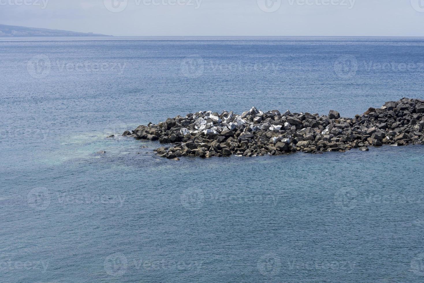 klippor och havsutsikt över ön teneriffa. foto