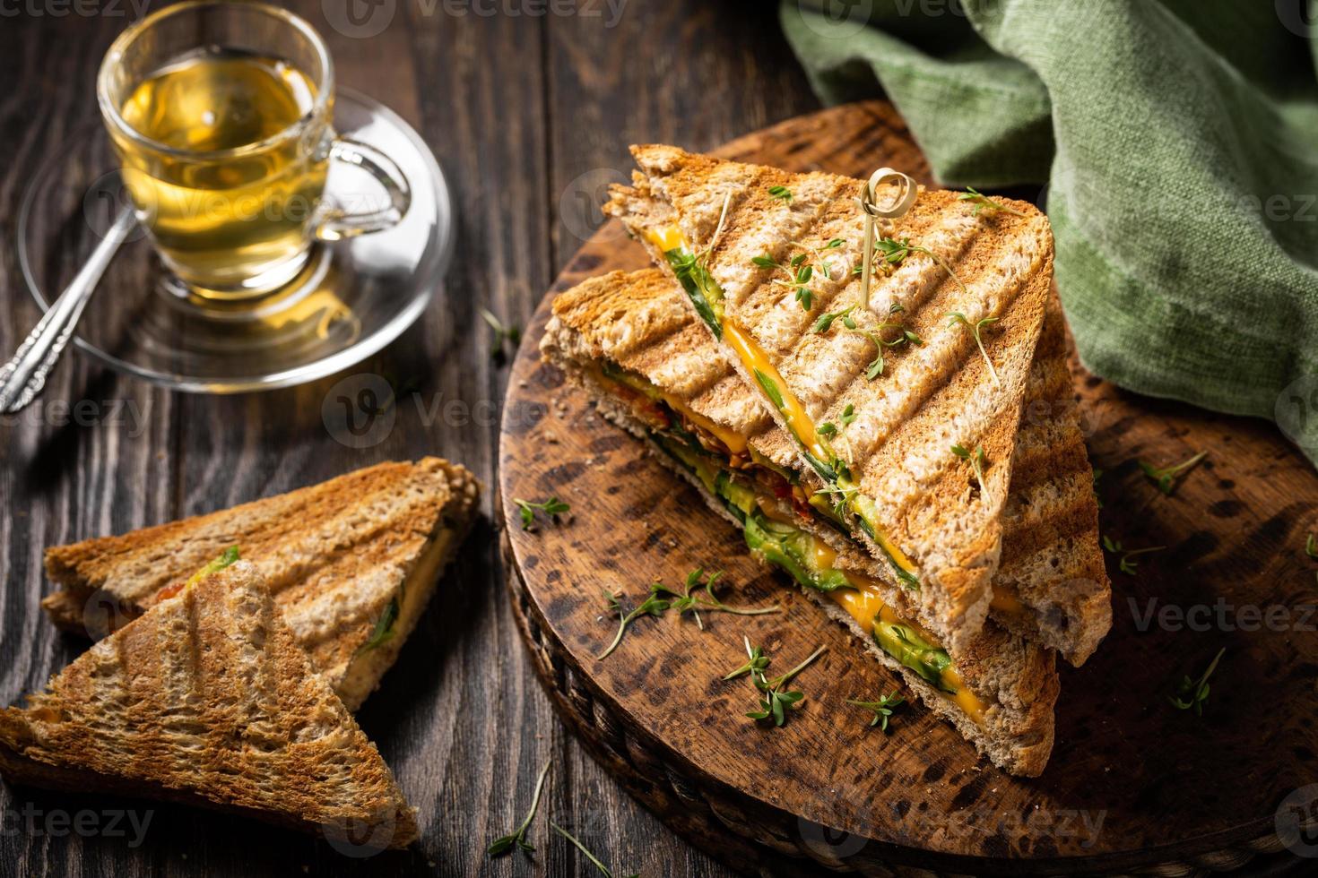 hälsosamma avokadotoaster till lunch foto