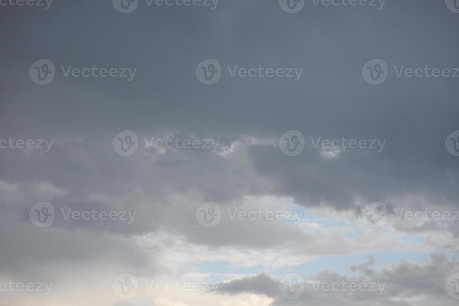 mörkblå himmel med moln bakgrund foto