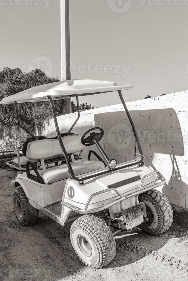 golfbil buggy bilar vagnar lerig gata by holbox mexico. foto