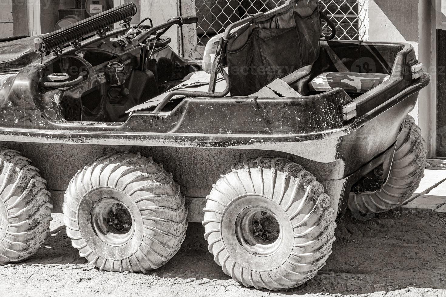 buggy golfbil 6 hjul muddy street village holbox mexico. foto