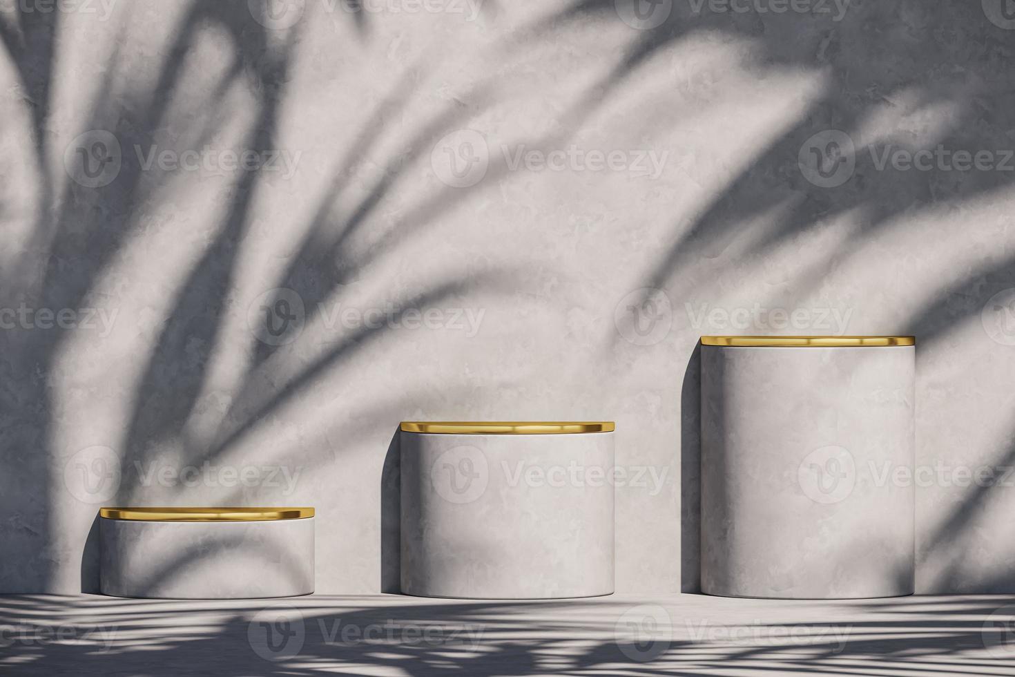 tre grå podium och gyllene topp på solskydd och planterar skuggor på grå vägg, abstrakt bakgrund för produktpresentation eller annonser. 3d-rendering foto