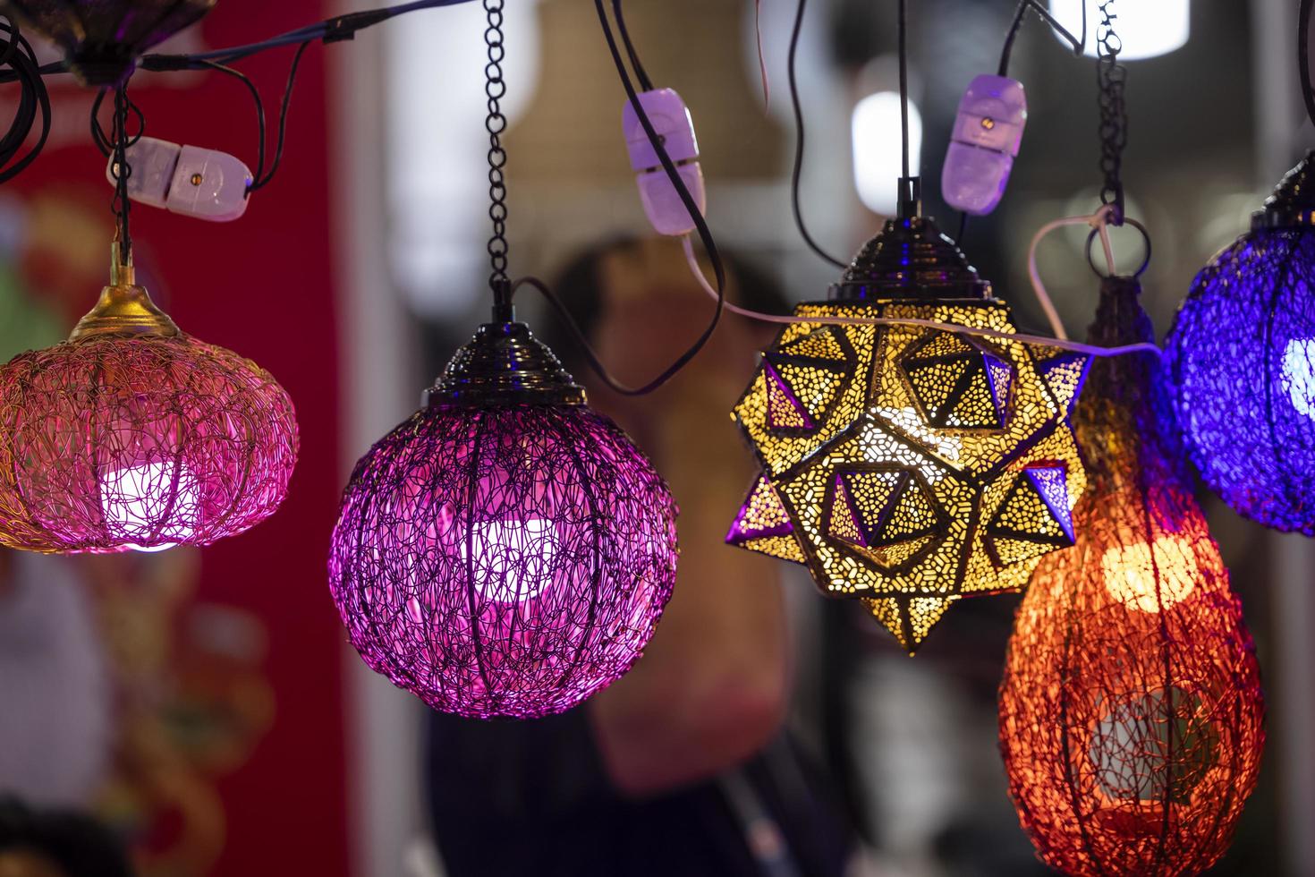 orientaliska färgglada glas hängande lampor eller lyktor konstnärlig selektiv fokus bakgrund. foto