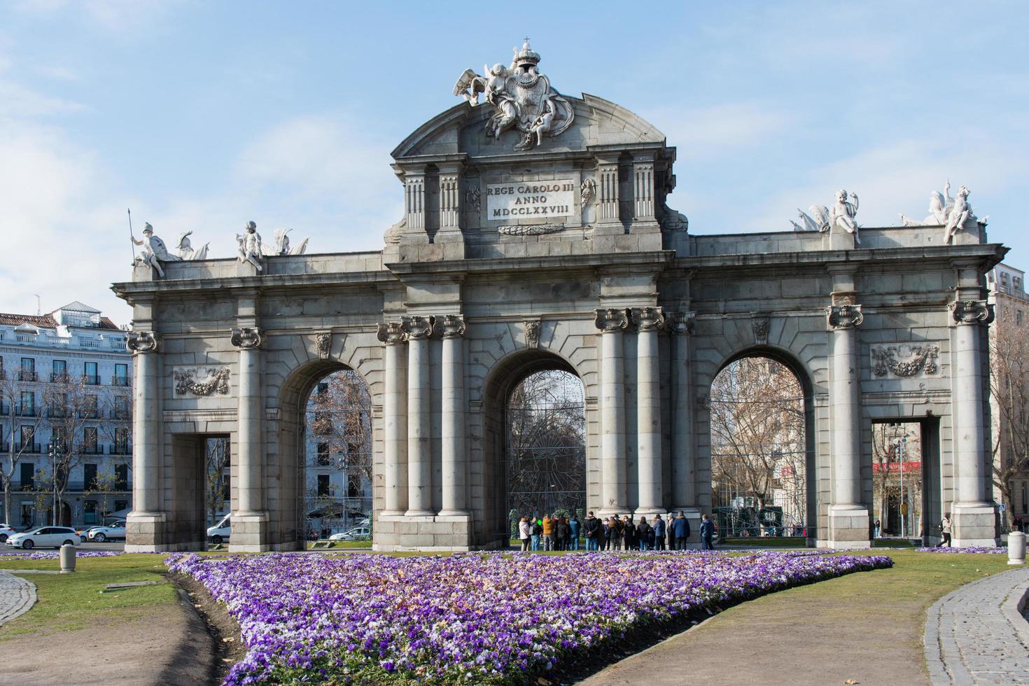 vacker utsikt över puerta de alcala i en solig dag. gammal granitentré i madrid, spanien foto