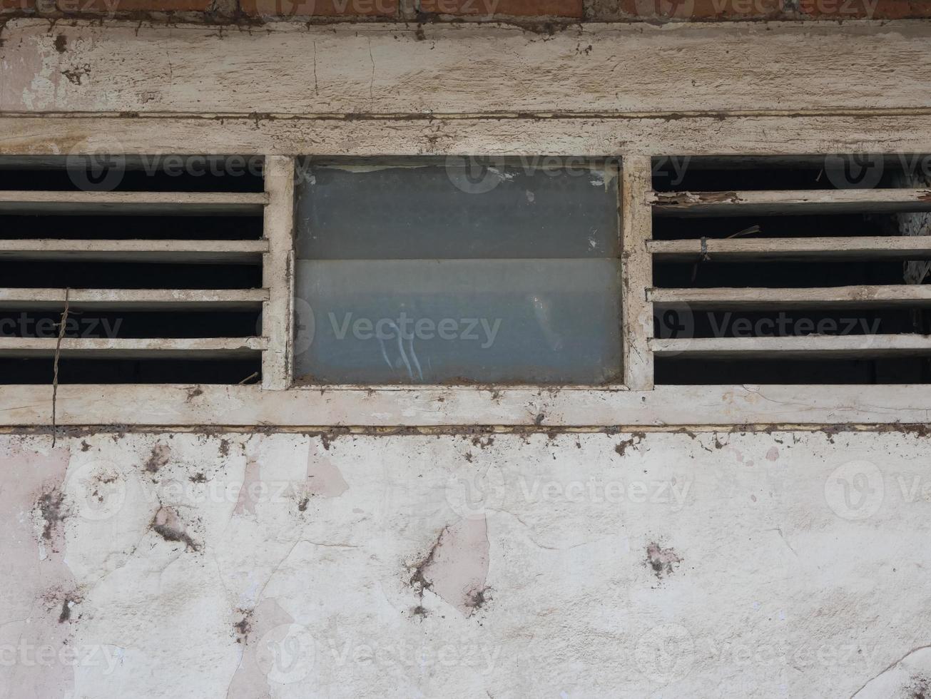 fönster och ventilation av gamla hus foto