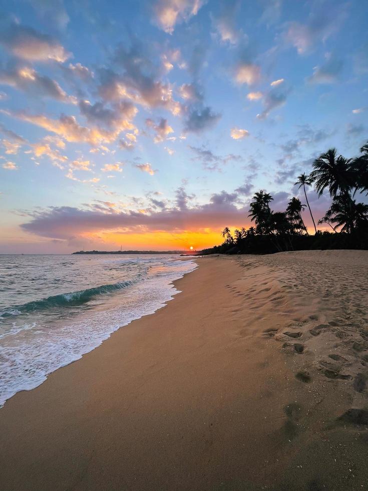 solnedgång på en tropisk strand foto