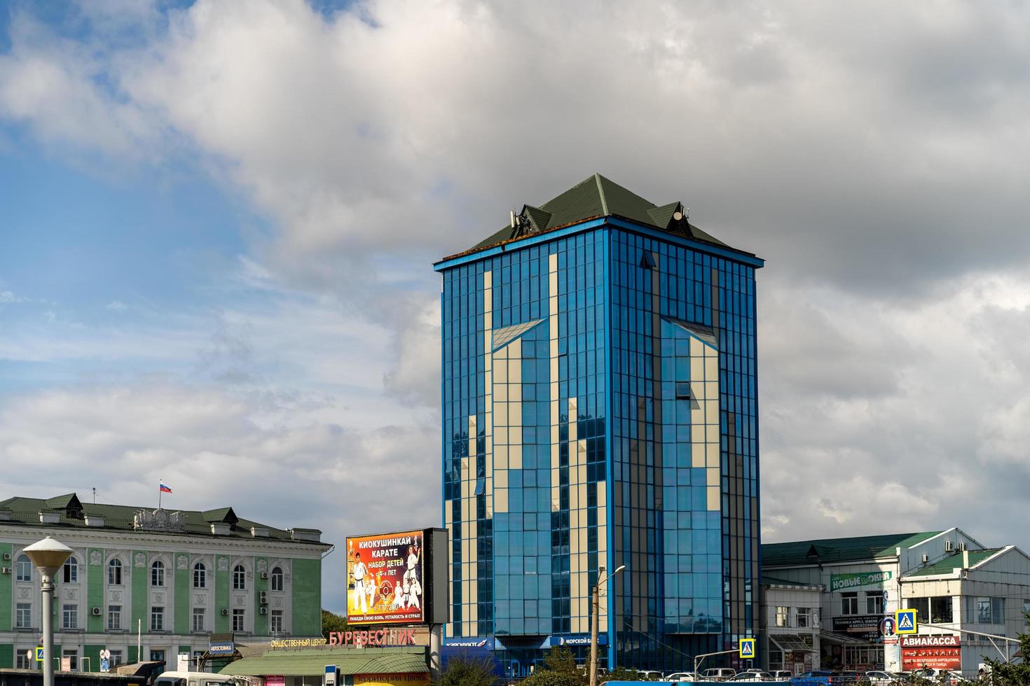 nakhodka, primorsky krai - 26 september 2020 - stadslandskap med utsikt över byggnader och arkitektur. foto