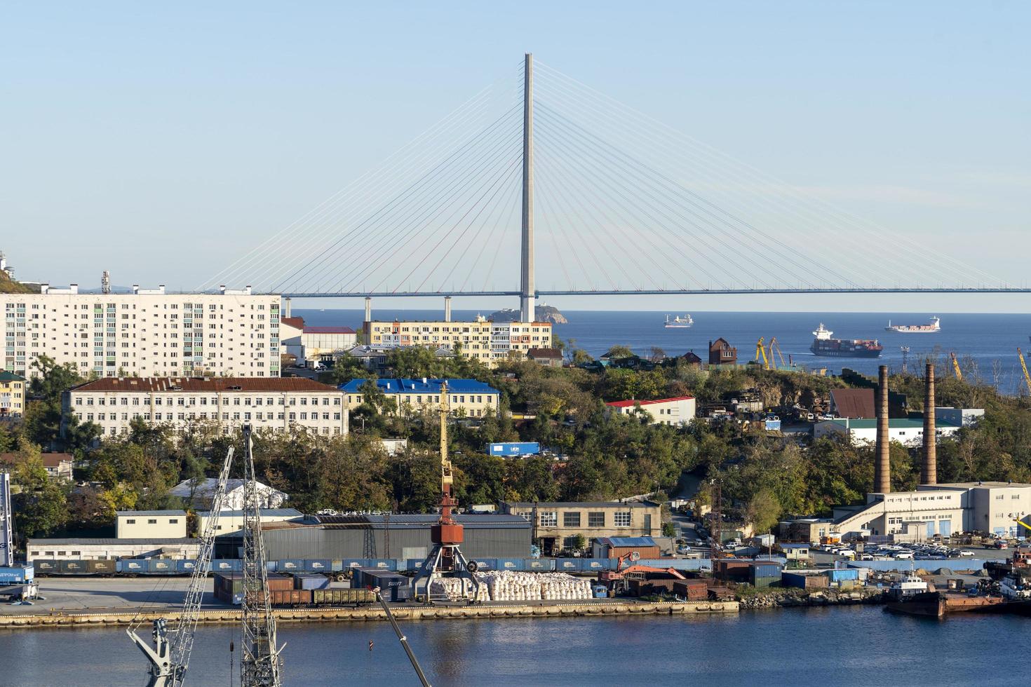 vladivostok, Ryssland - 11 oktober 2021 havsbild med utsikt över den ryska bron foto