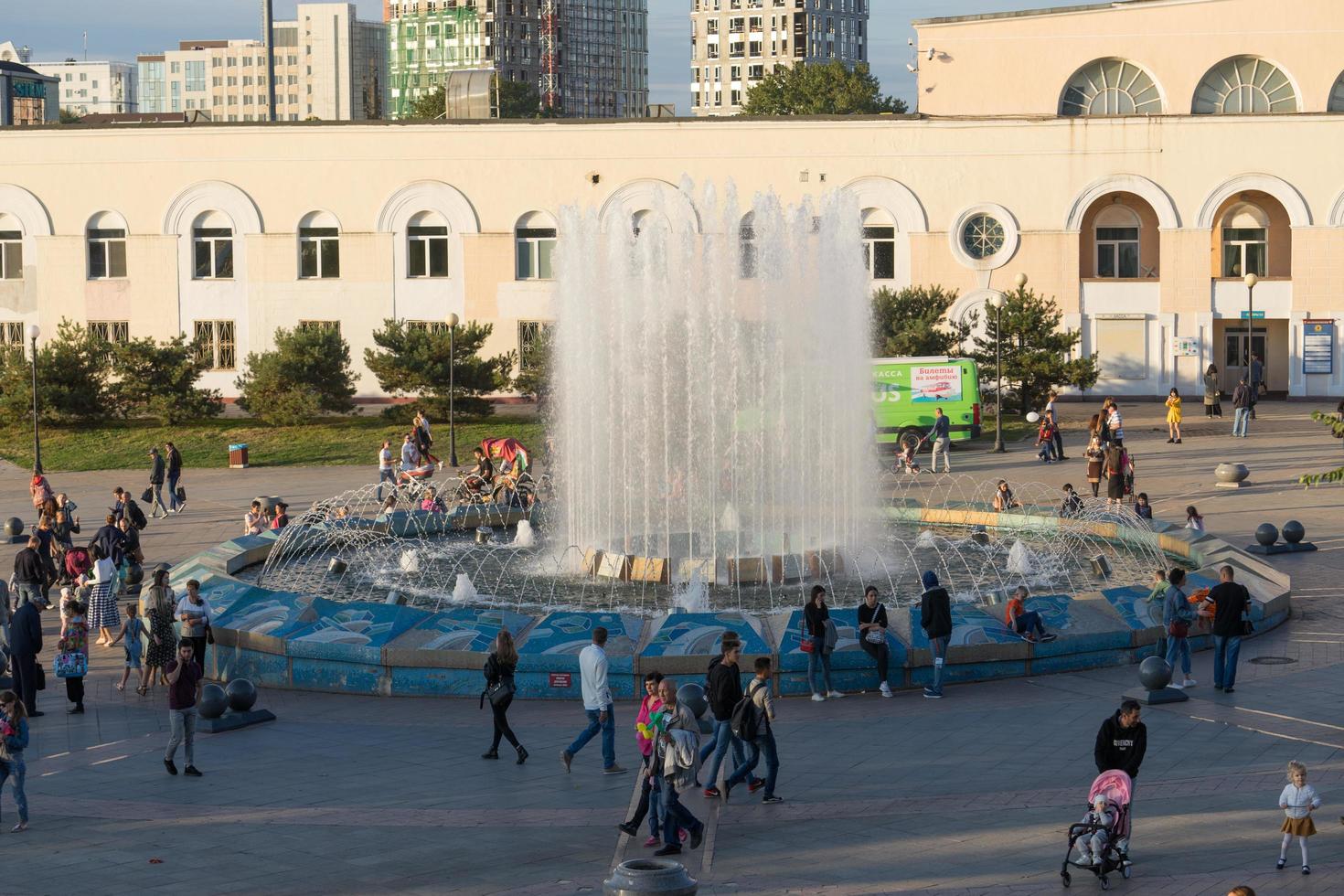 vladivostok, Ryssland-30 september 2018 -fontän på sportpromenaden i staden. foto