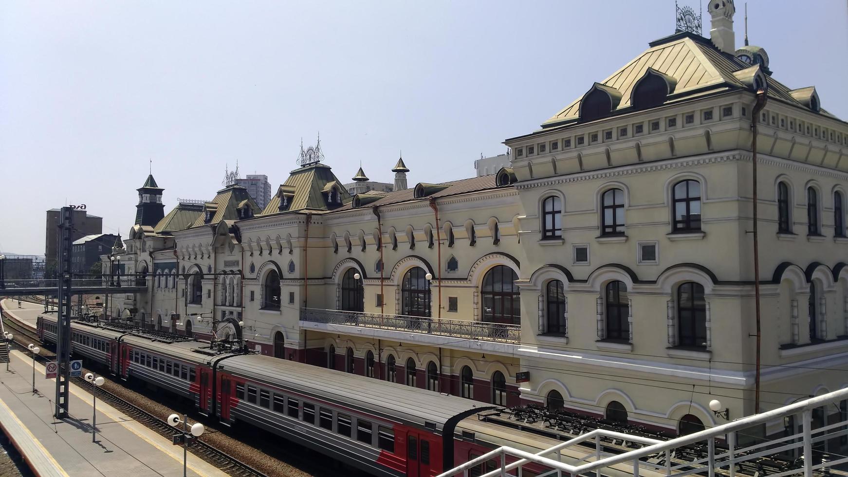vladivostok, Ryssland-14 september 2019- stadsbild med utsikt över järnvägsstationen. foto