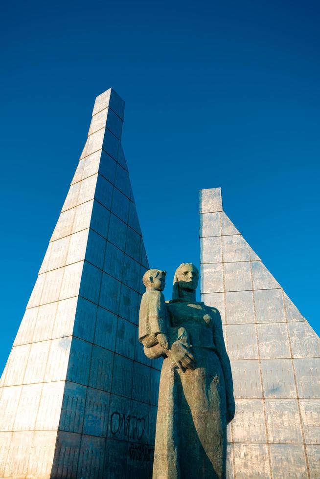 nakhodka, Ryssland-10 januari 2020-monument till en sörjande mamma mot en blå himmel. foto