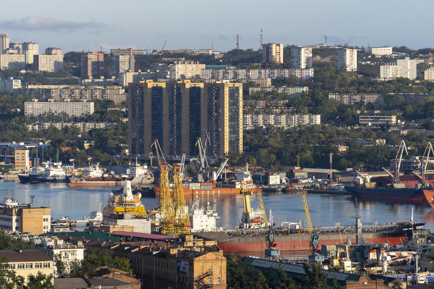 vladivostok, Ryssland-19 september 2021 - stadslandskap med utsikt över guldhornsbukten foto