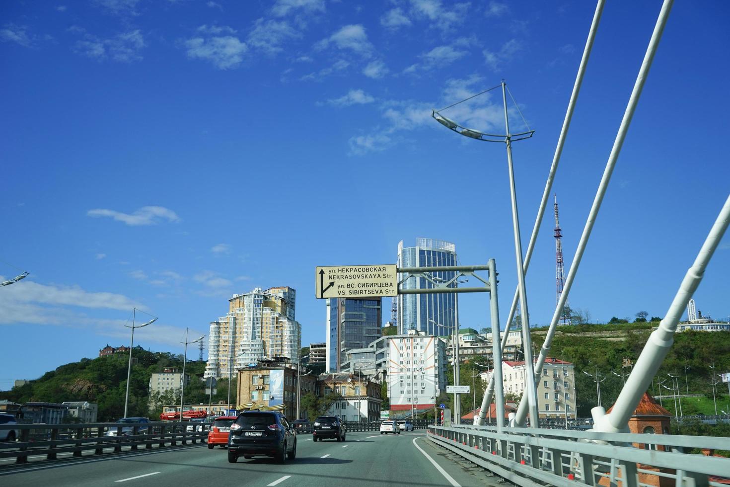 vladivostok, Ryssland-14 september 2019- stadslandskap med utsikt över vägen över den gyllene bron. foto