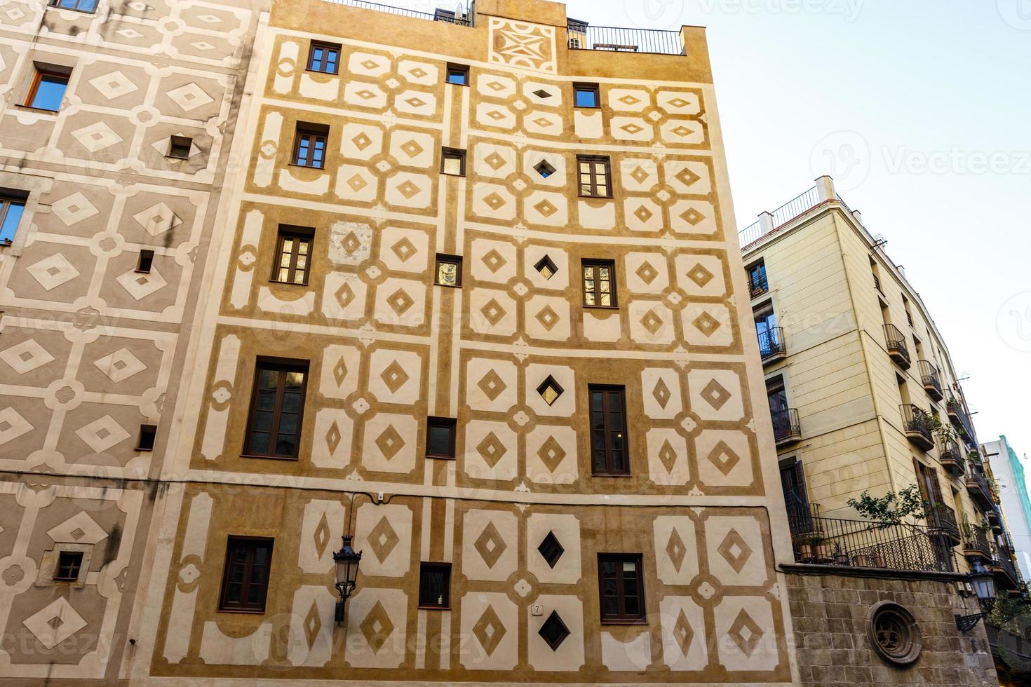 utsmyckad fasad av gamla medeltida hus i el borne, barcelona, katalonien, spanien, europa foto