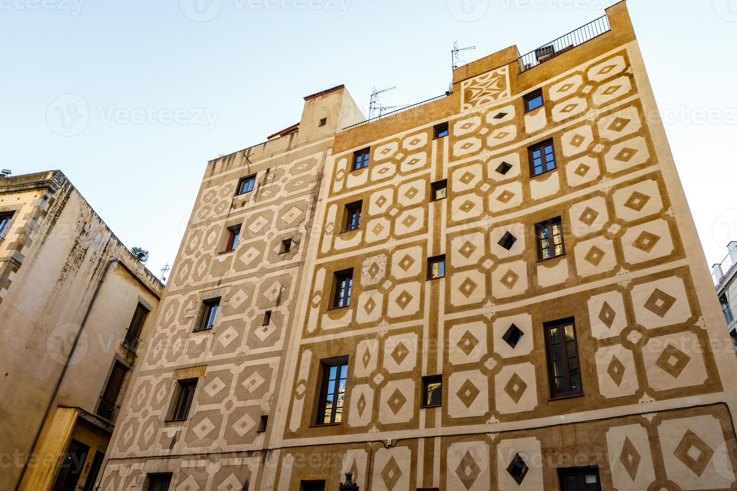 utsmyckad fasad av gamla medeltida hus i el borne, barcelona, katalonien, spanien, europa foto