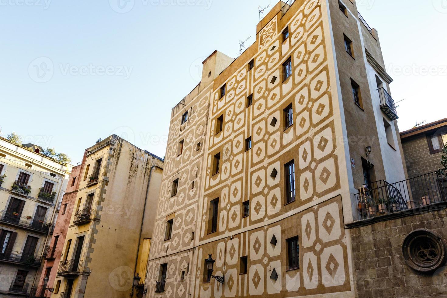 utsmyckad fasad av gamla medeltida hus i el borne, barcelona, katalonien, spanien, europa foto