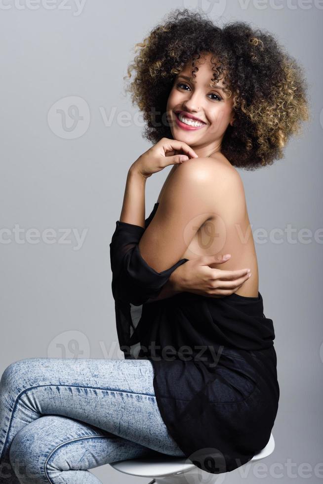 ung svart kvinna med afro frisyr leende foto