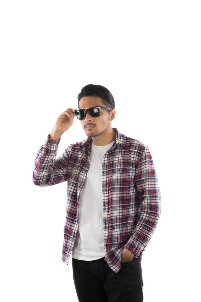 porträtt av en ung hipster man som står isolerad på en vit bakgrund foto