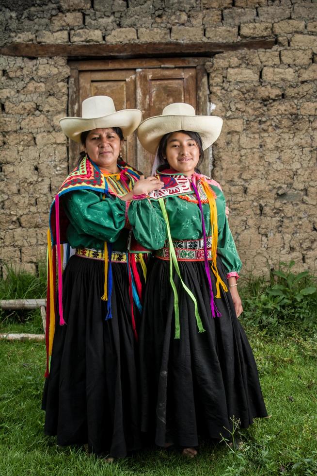 peruanska andinska kvinnor poserar i olika handlingar foto