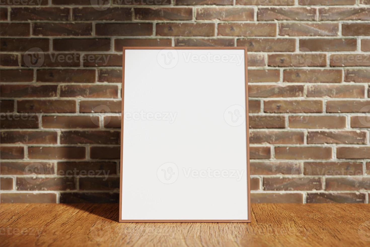 vertikal träaffisch eller fotorammockup på träbordet med suddig tegelbakgrund foto