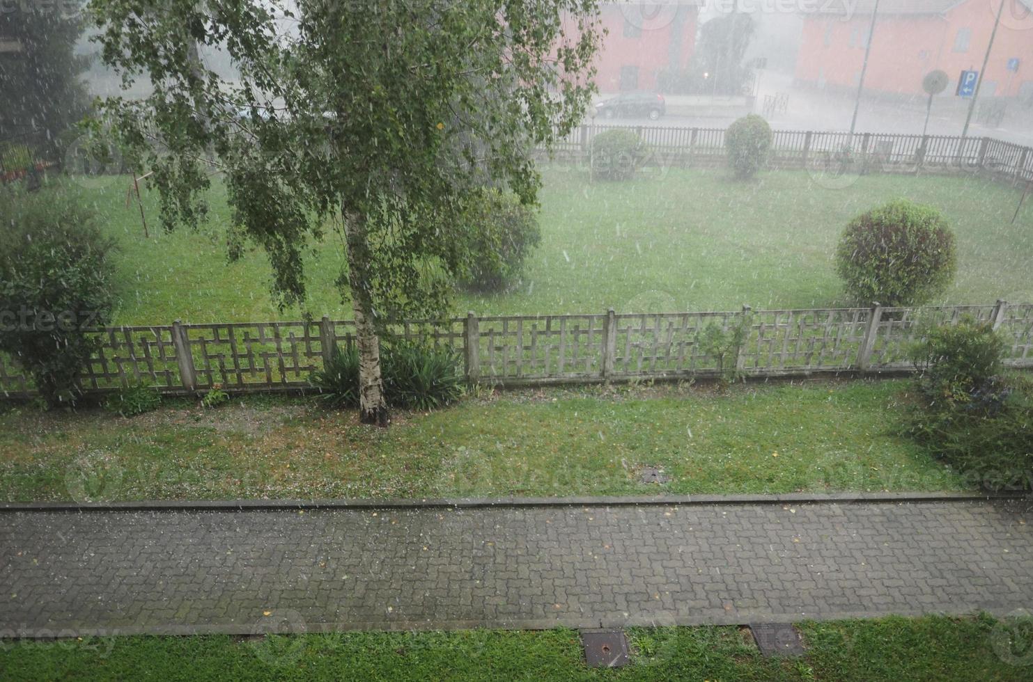 kraftigt regn och hagel foto