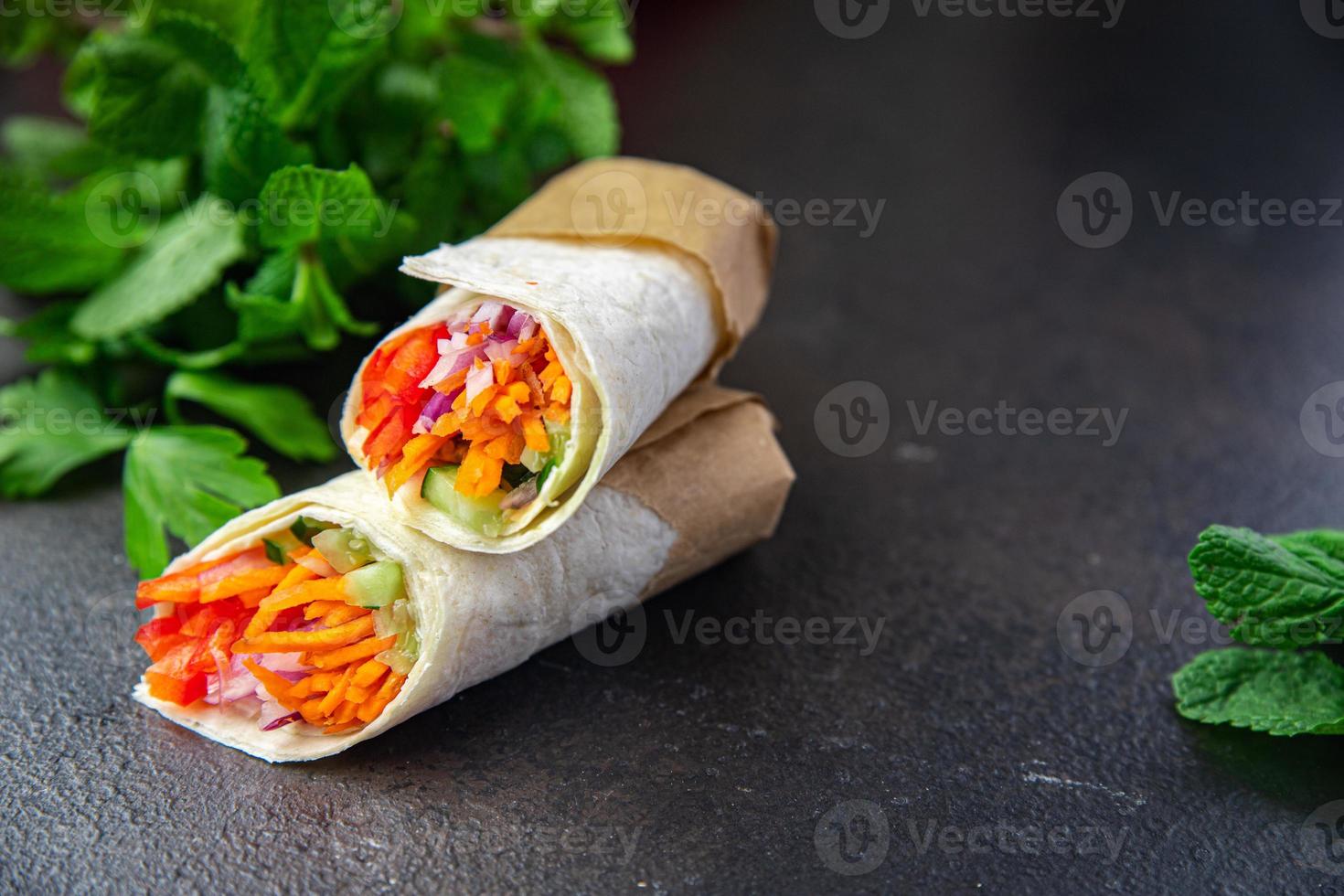 shawarma grönsaksdoner kebab burritofyllning burrito vegetabilisk pita vegetariskt bröd foto