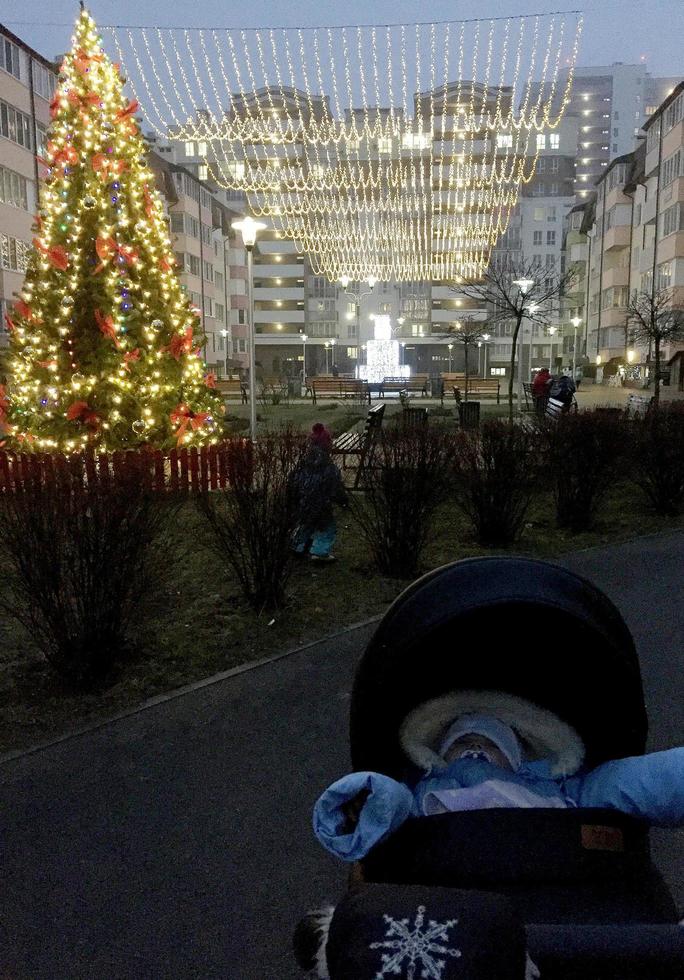 vacker baby pojke med barn ansikte poserar fotograf foto