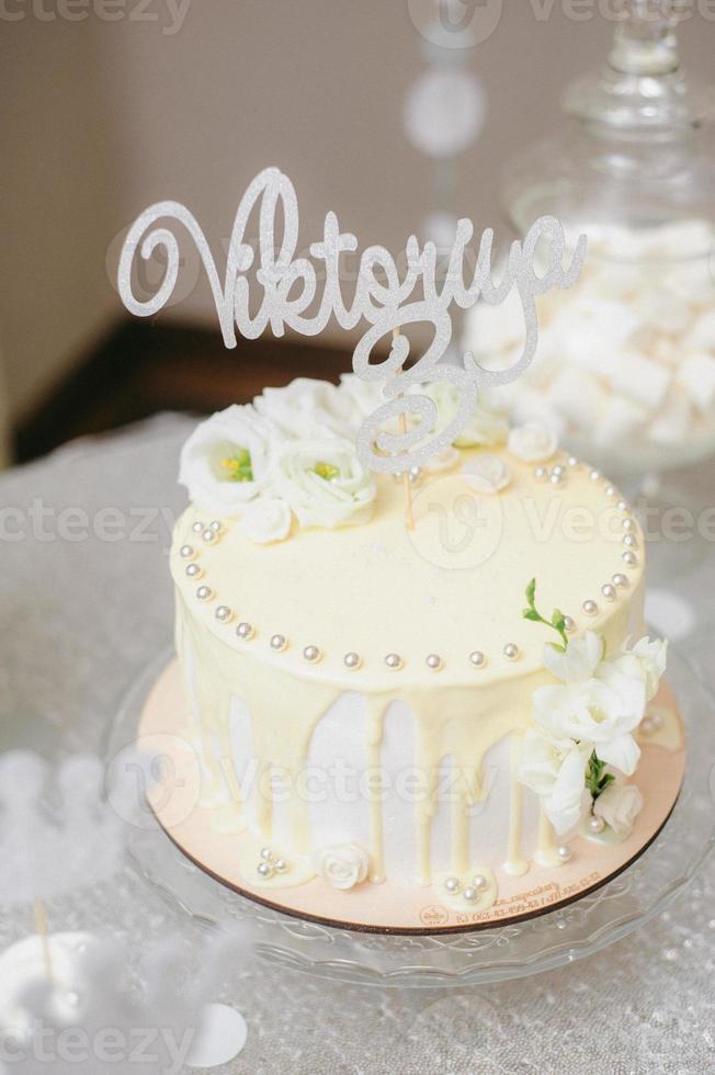 födelsedag dekorerad tårta på färgglad bakgrund foto