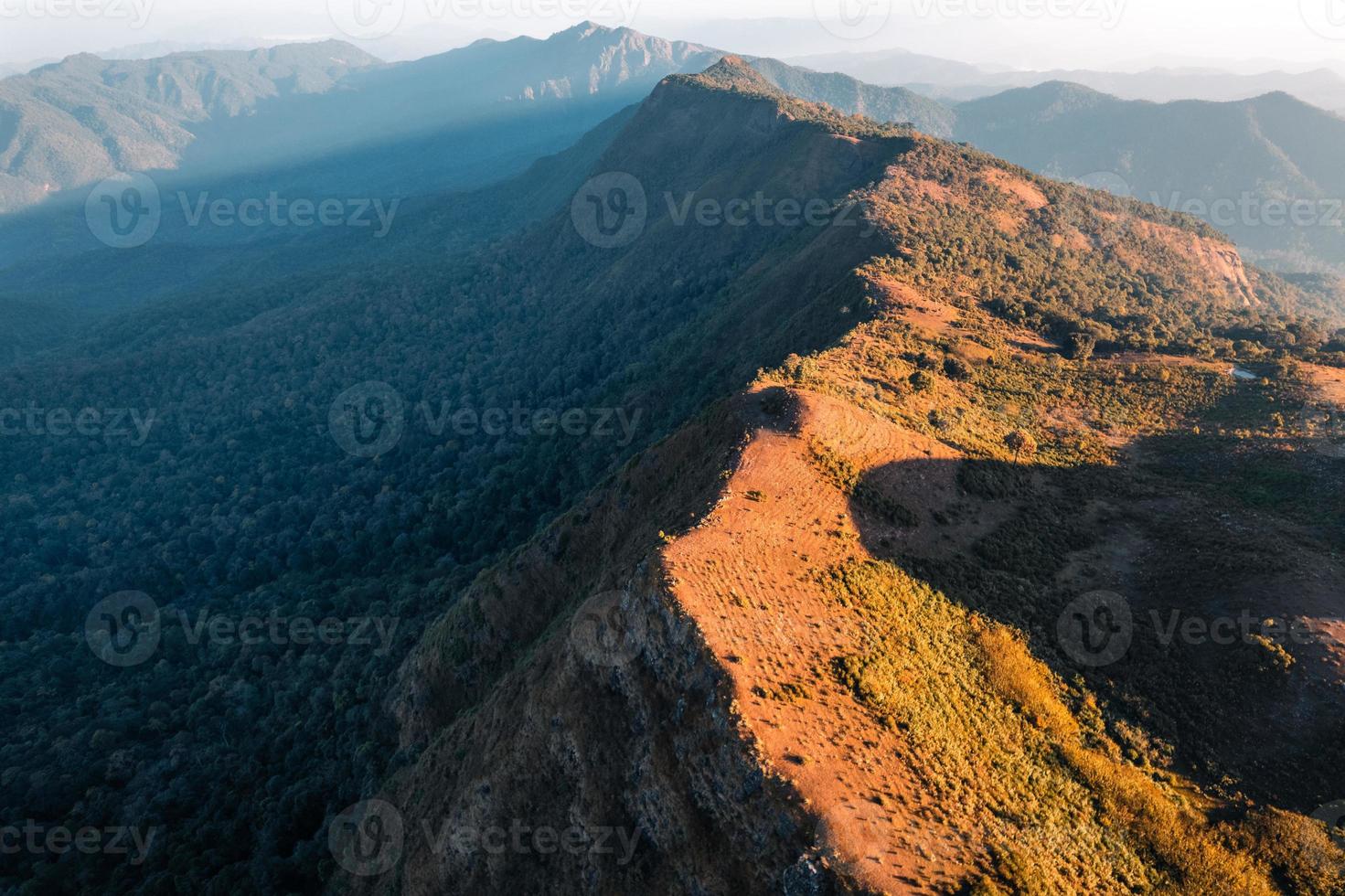 morgonljus och berg, berg på sommaren morgon- och vårblommor foto