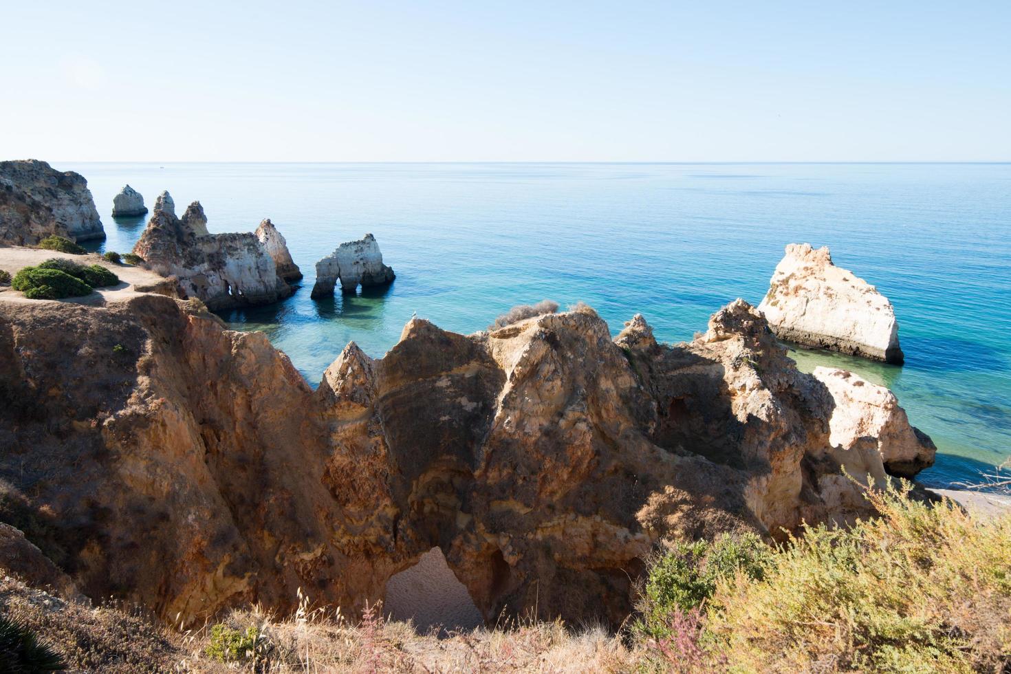 vacker utsikt från ovan av stranden av de tre bröderna. alvor, portimao, algarve, portugal. foto