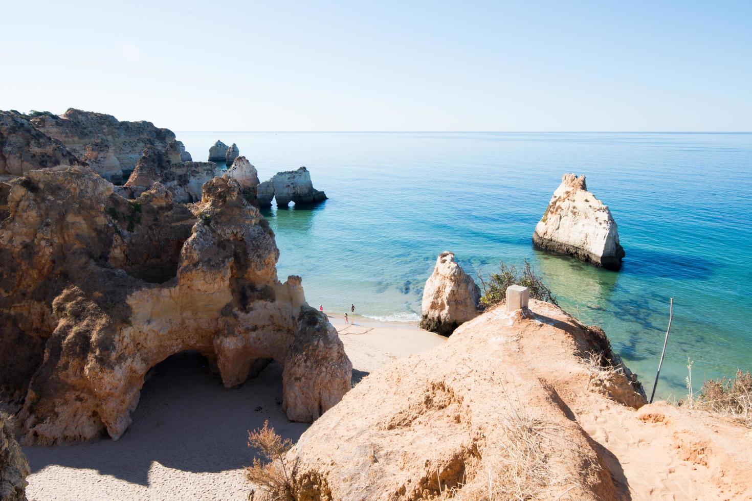 solig dag. panoramautsikt från ovan av stranden av de tre bröderna. alvor, portimao, algarve, portugal foto