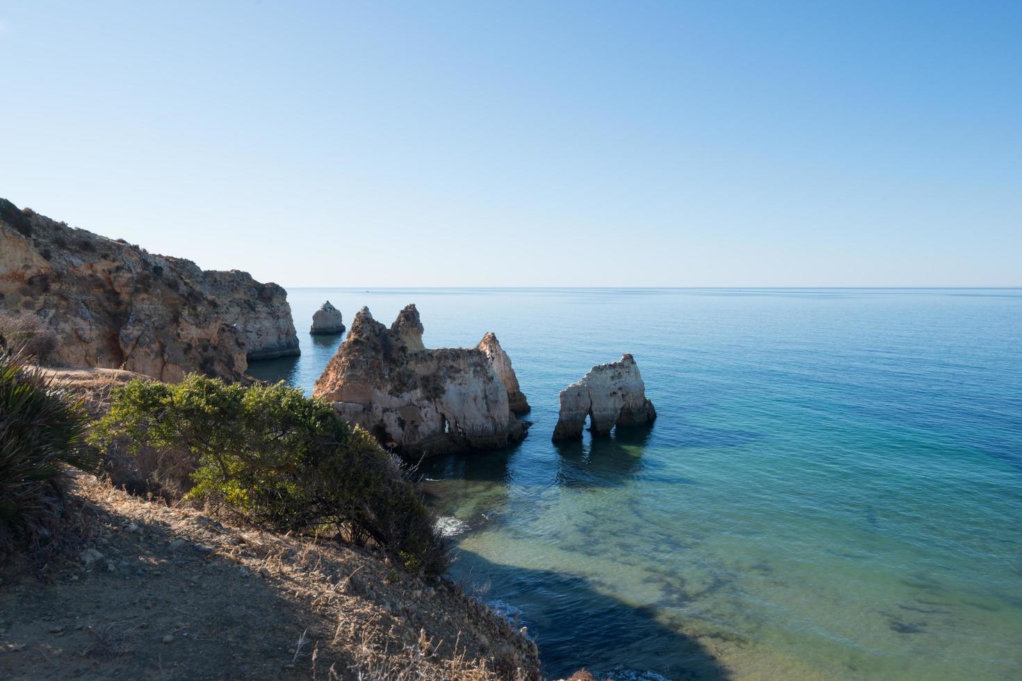 Flygfoto naturskön utsikt över tre bröders strand, i algarve, portugal. foto