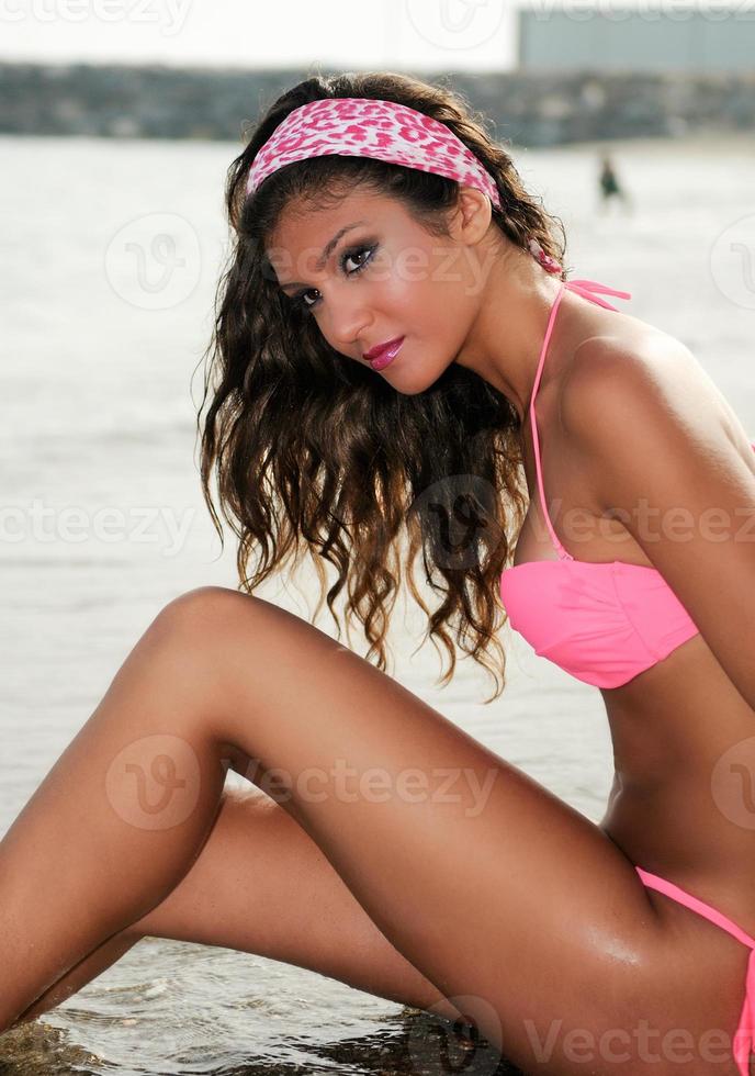 kvinna med vacker kropp på en tropisk strand foto