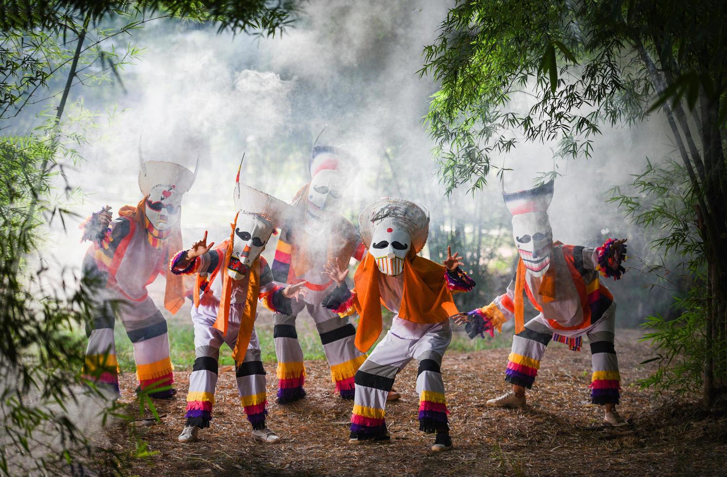 phi ta khon festival spökmask och färgglad kostym rolig traditionell thailand mask showen konst och kultur loei provinsen dan sai thailand festival - phi ta khon eller halloween of thailand foto