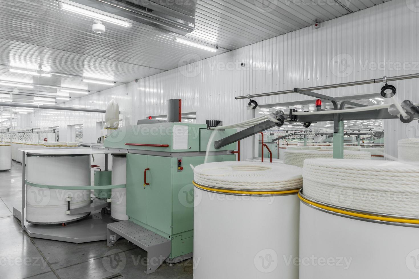 maskiner och utrustning i verkstaden för tillverkning av tråd. interiör av industriell textilfabrik foto