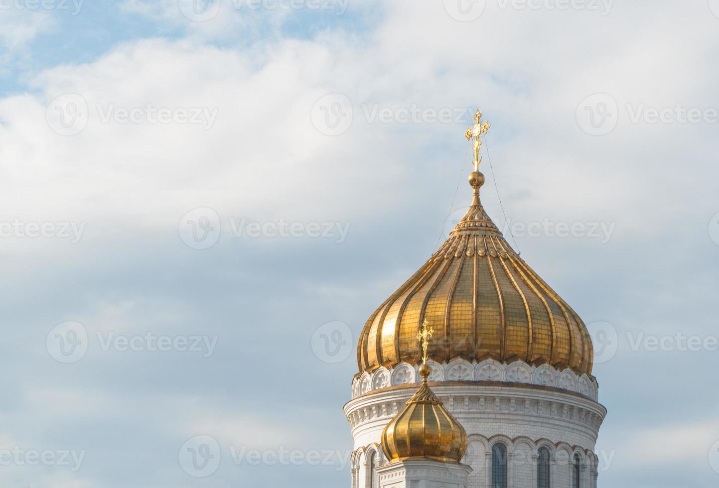 gyllene kupoler av kyrkan med kors mot himlen foto