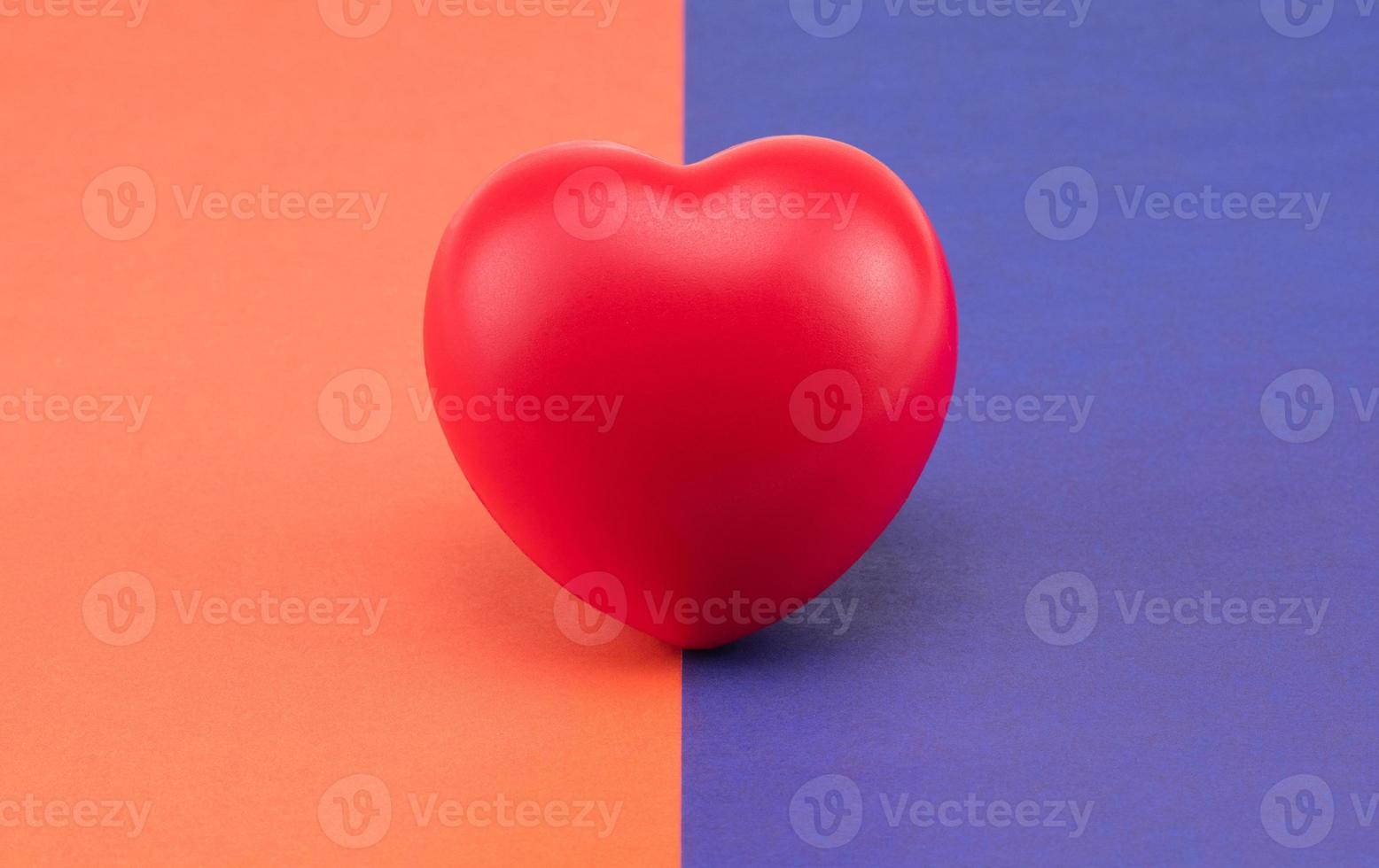 leksakshjärta på en färgad bakgrund. koncept sjukvård. kardiologi - vård av hjärtat foto