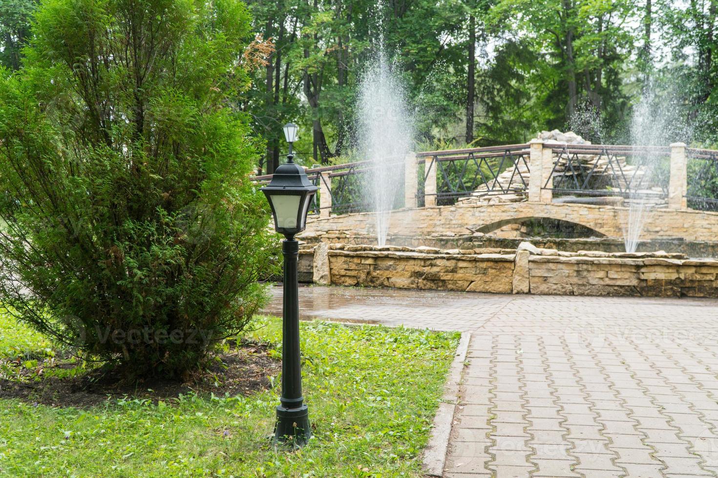 lyktstolpe på bakgrunden av fontänen i parken foto