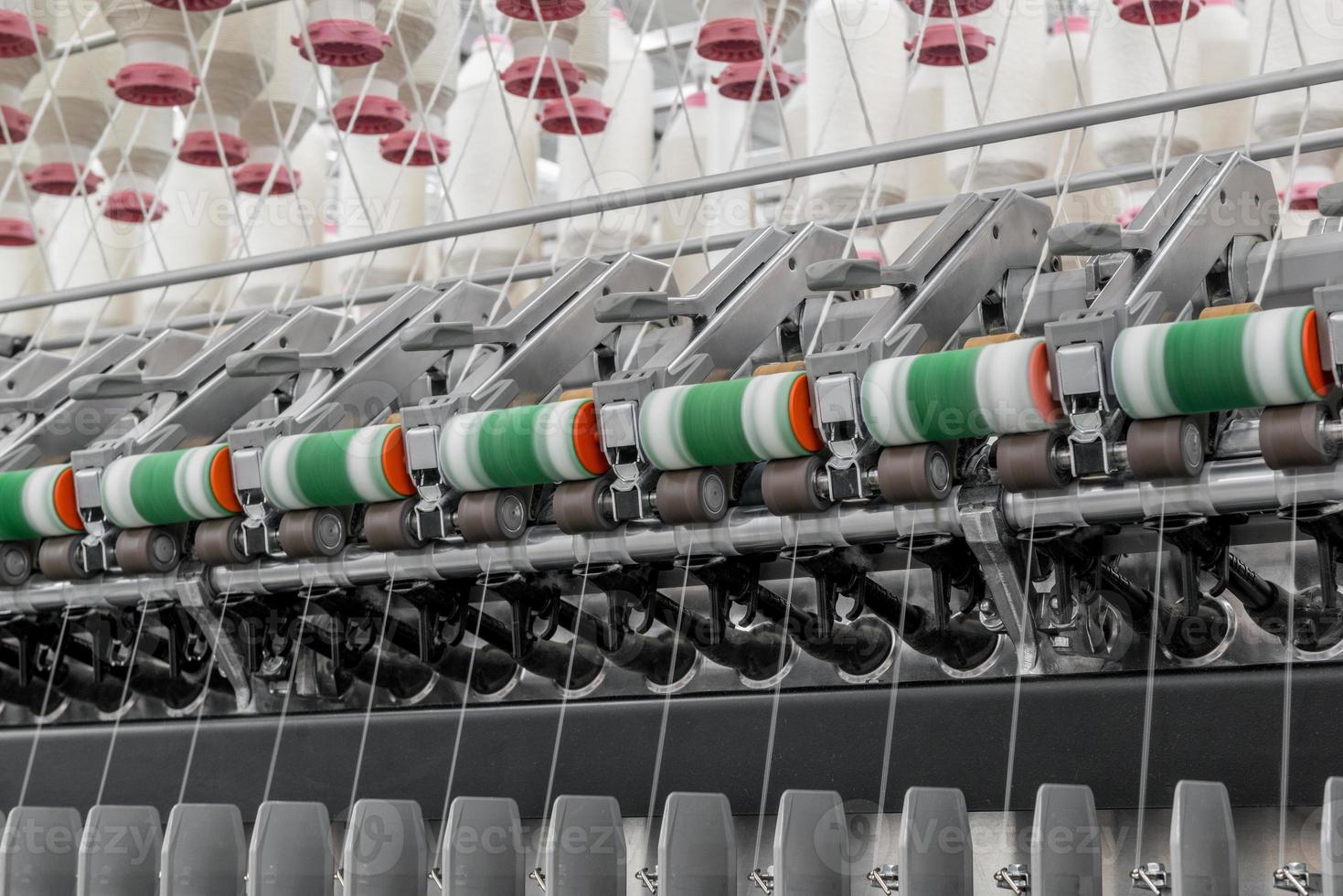 maskiner och utrustning i verkstaden för tillverkning av tråd. industriell textilfabrik foto