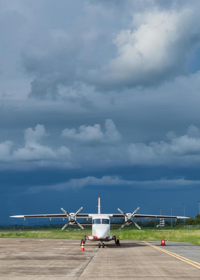 privatjet på flygplatsen en molnig dag foto