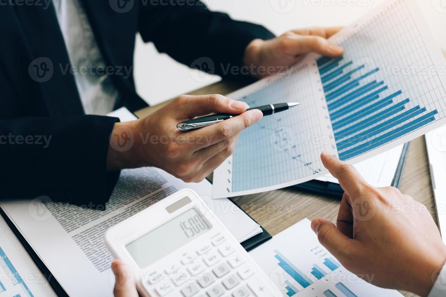 affärsman ser graf och sammanfattande rapport om dokument finans budget papper med analys kostnadsdata resultat. foto