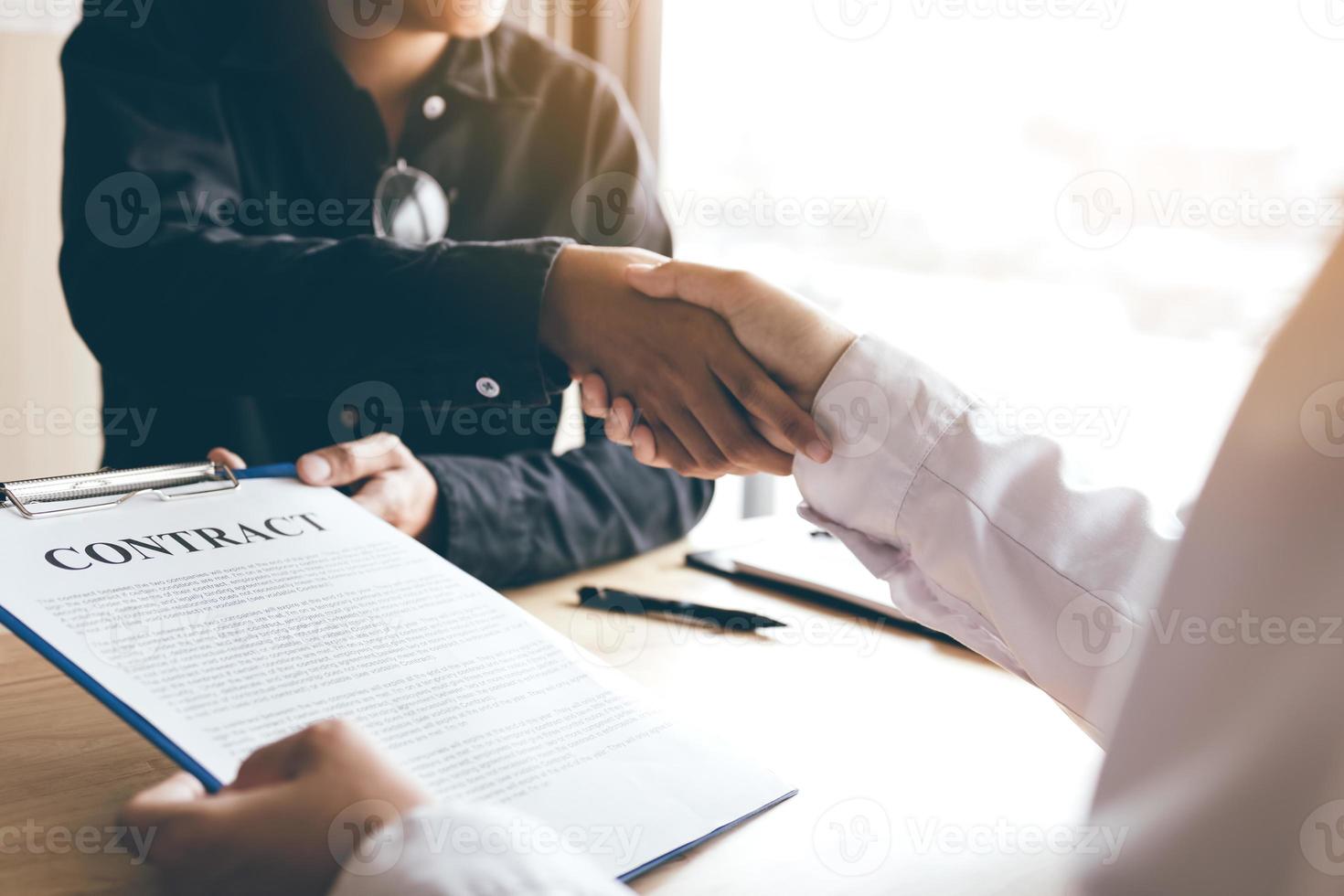 affärsmän handslag efter att ha pratat om kontraktsskrivning. foto