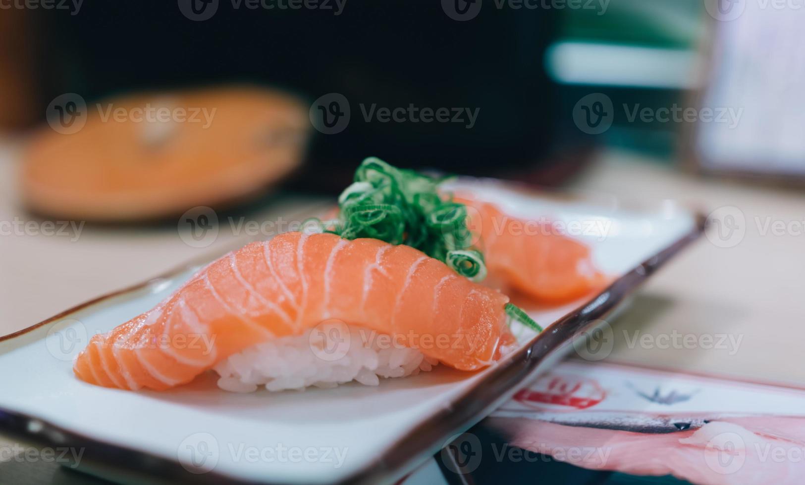 närbild japanska med sushi sashimi på skrivbordet. foto