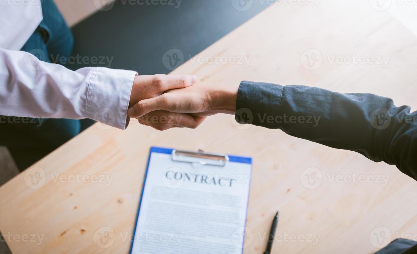återförsäljare partnerskap människor skakar hand med att göra ett kontrakt på kontoret. foto